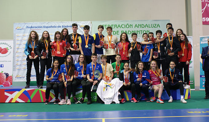 Los deportistas que alcanzaron los primeros puestos en el Campeonato celebrado en Mazagón.