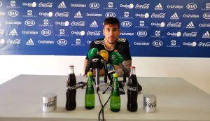 Diego Jiménez, como todos los albiazules, aún impresionado por el recibimiento del domingo en el estadio. / Foto: @recreoficial.