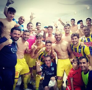 Los jugadores del Isla Cristina celebraron en el vestuario el triunfo ante el Torreblanca. / Foto: @C1fu5.