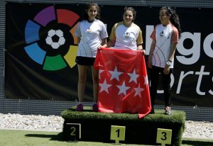 Judit Jiménez, en el podio tras conquistar la medalla de plata.