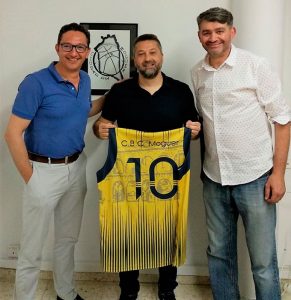 Óscar Aleu Serra, junto a los responsables del Club Baloncesto Ciudad de Moguer.