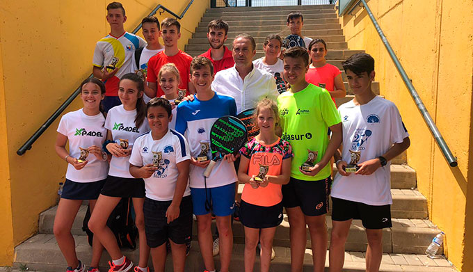 Los ganadores en las diversas categorías en la prueba de pádel de Aljaraque.