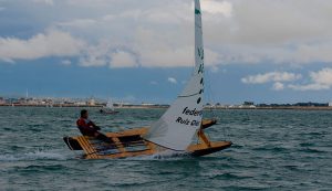 Rafael Ruiz, del Club de Vela Bahía de Cádiz, dominador de la Liga de Patín a Vela. / Foto: José Luis Samalea.