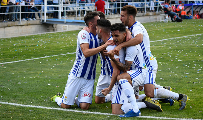 Los jugadores del Recre quieren dar una alegría a sus aficionados con un buen resultado en Fuenlabrada. / Foto: Pablo Sayago.