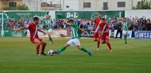 Ejercicio de solvencia del Recre en su triunfo en Sanlúcar de Barrameda. / Foto: Paco Bernal.