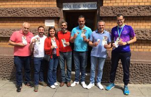 Los runners onubenses, junto a los directivos de la Peña Madridista de Stuttgart.