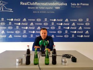 José María Salmerón, entrenador del Recreativo de Huelva, en la rueda de prensa previa al partido en Fuenlabrada. / Foto: @recreoficial.