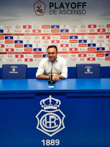 José María Salmerón, entrenador del Recre, en el estreno de la nueva sala de prensa en el estadio. / Foto: @recreoficial.