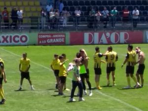 Los jugadores del San Roque celebran el importante triunfo obtenido. / Foto: E. M.