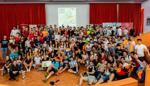 Foto de familia de los ganadores en las diversas competiciones deportivas de la UHU.