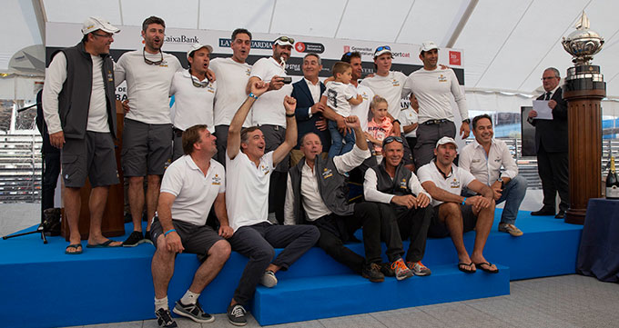 La tripulación del Estrella Damm recibiendo el premio en el Trofeo CaixaBank Conde de Godó. / Foto: Álex Carabi.