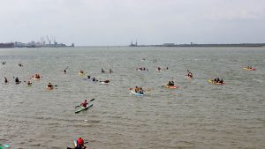 La travesía en kayak por el Tinto ha sido concebida como una experiencia de convivencia.