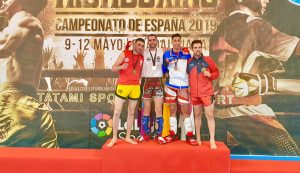 Miguel Ángel Fernández, en el podio con la medalla de plata de subcampeón de España.