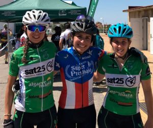 Las tres primeras clasificadas en la prueba ciclista disputada en El Almendro.