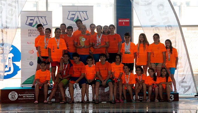 Componentes del Club Natación Huelva con el trofeo conquistado.