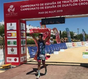 Emilio Martín, en el momento de llegar a la meta como campeón de España de Duatlón Cros. / Foto: @TRIATLONSP.