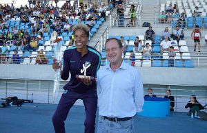 Yulimar Rojas, ganadora en el triple salto, junto al diputado de Deportes, Francisco Javier Martínez Ayllón. / Foto: Claudina C. F.