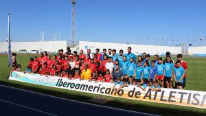 Los jóvenes de diversos clubes de atletismo de Huelva compartieron entrenamiento con tres de los atractivos del Meeting de este jueves.