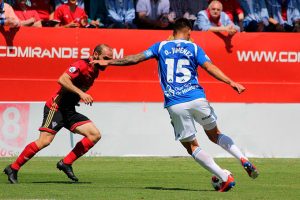 Diego Jiménez, lesionado, no pudo acabar el partido en el estadio de Anduva. / Foto: @CDMirandes.