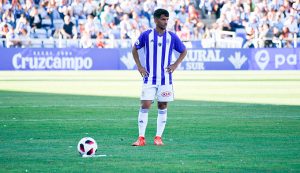 Víctor Barroso, una de las novedades en el once del Recre, antes de lanzar una falta. / Foto: Pablo Sayago.