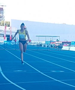 Salma Paralluelo terminando los 400 vallas. / Foto: @atletismoRFEA.