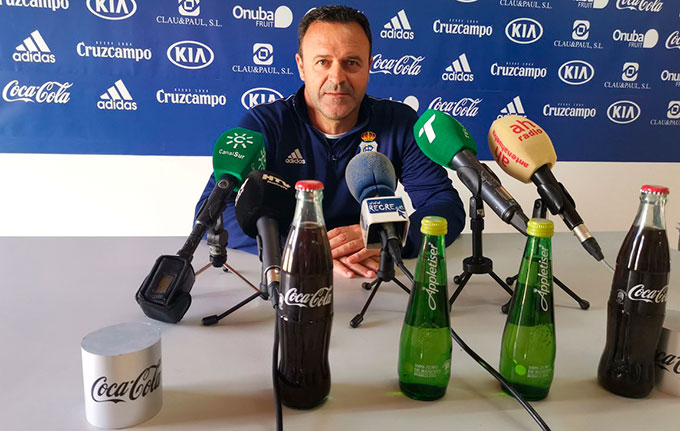 José María Salmerón, en su comparecencia este viernes ante los medios. / Foto: @recreoficial.