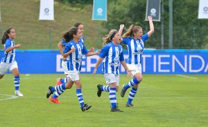 Las jugadoras del Sporting celebran el gol de Erika, que les dio el triunfo ante el Fundación Albacete.