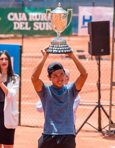 Pedro Sakamoto, levantando la Copa del Rey de Tenis. / Foto: @rcrtenishuelva.