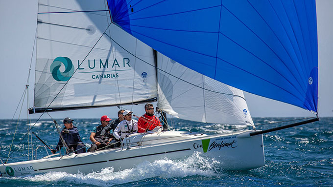 Ricardo Terrades, trimando en el Lumar Canarias alcanzó algunos planeos que superaban los 18 nudos de velocidad. / Foto: Laura Carrau.