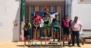 Podio Élite masculino de la XV Ruta BTT El Almendro de este domingo.