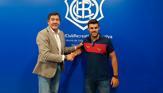 El onubense Miguel Cera, junto al presidente del Decano, Manolo Zambrano. / Foto: @recreoficial.