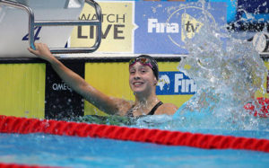 La onubense Alba Vázquez, tras ganar la prueba de los 400 estilos en el Mundial Junior de natación. / Foto: @fina1908.