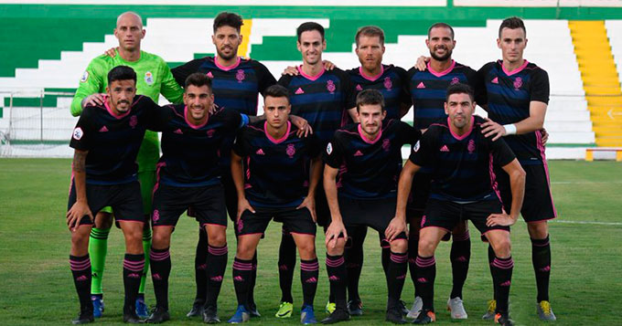 El técnico del Recre, Alberto Monteagudo, se lleva 19 jugadores al estreno liguero en San Fernando.