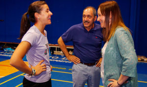 La concejala de Participación Ciudadana y Deportes, María Teresa Flores; y el presidente de la FAB, Carlos Longo, dieron la bienvenida a Carolina Marín.