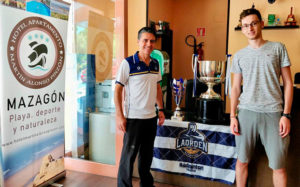 El húngaro Gergo Pytel -izquierda-, junto al entrenador del Recre IES La Orden, Paco Ojeda.