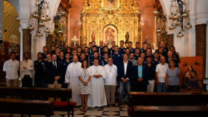 Foto de familia tras la ofrenda de flores del Recre a la Patrona de Huelva. / Foto: Pablo Sayago / @recreoficial.