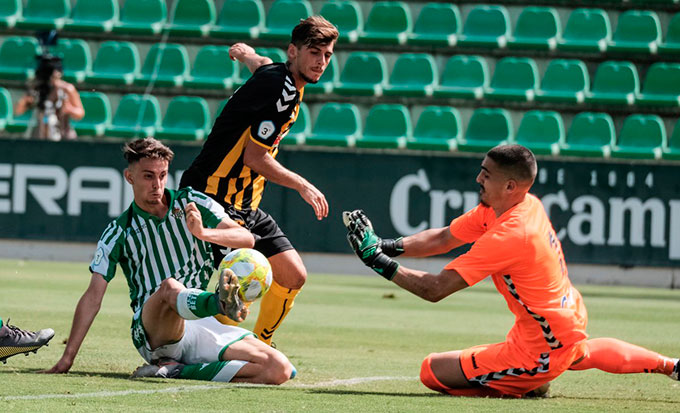 Ganar el primer partido fuera de casa es el reto del San Roque en Lebrija.