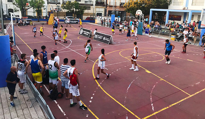 Las pistas del del colegio 'Ángel Pérez' de Isla Cristina, escenario del torneo 3x3 de baloncesto incluido en el Circuito Provincial de la Diputación.