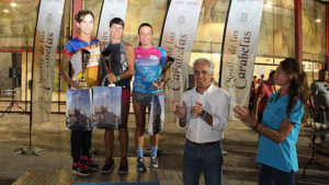 Podio femenino de la carrera celebrada en el Muelle de las Carabelas y sus alrededores.