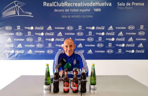 Alberto Monteagudo, entrenador del Recreativo de Huelva, durante la rueda de prensa. / Foto: @recreoficial.