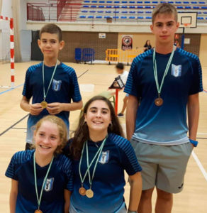 Representantes del CD Bádminton Huelva en el torneo disputado en Ogíjares.