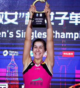 Carolina Marín levanta el trofeo como campeona del Open de China. / Foto: Badminton Photo.