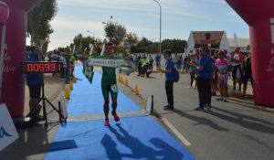 Momento en el que Igor Bellido entra en la meta como ganador del XIX Triatlón 'Playas de Punta Umbría'.