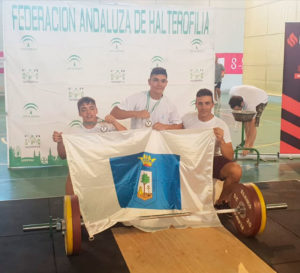 Dani Marín y José Manuel Díaz, junto al entrenador David dos Rey.