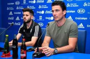 Isis Ros -izquierda-, junto al secretario del Recre, Juan Antonio Zamora, en la presentación del futbolista. / Foto: @recreoficial.