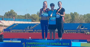 Laura García-Caro en el podio con su medalla de bronce. / Foto: @atletismoRFEA.