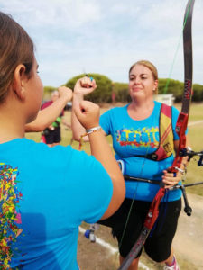 Pilar Martín y Rocío González se saludan tras una tirada en arco recurvo.