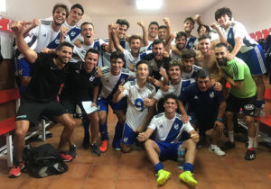 Los jugadores del Atlético Onubense celebran en el vestuario el triunfo logrado.