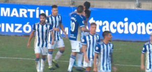 Los jugadores del Recre celebran el primer gol, obra de Carlos Martínez. / Foto: Captura TV.