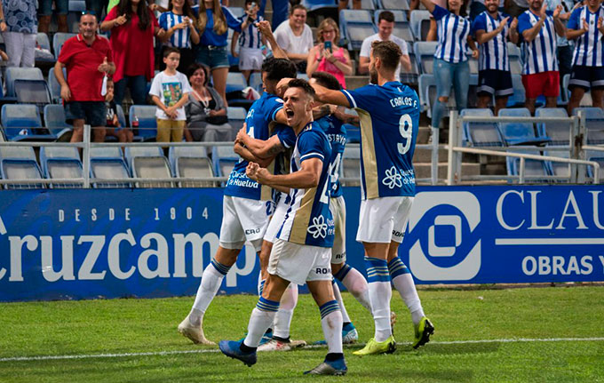 Sumar los tres puntos es el reto que tienen los jugadores del Recre en su partido de este sábado en Villarrobledo. / Foto: P. Sayago / @recreoficial.